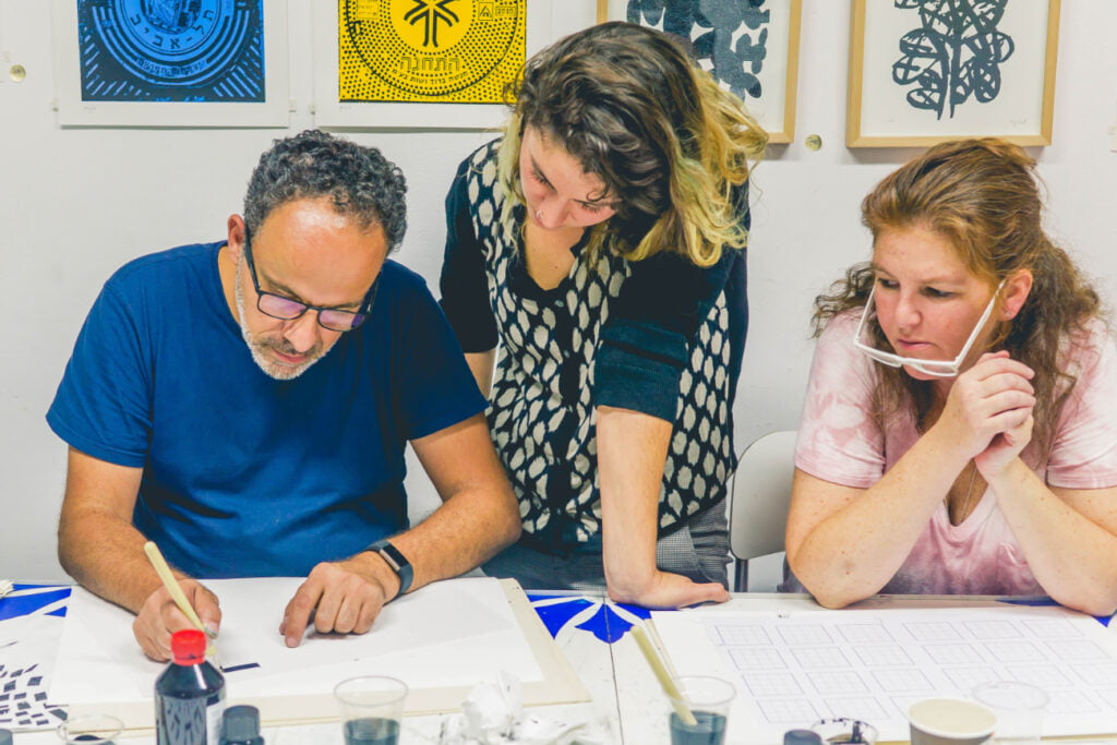 Atelier de calligraphie hébraïque à Tel-Aviv en Israël