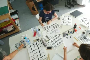 L'atelier de calligraphie hébraïque à Paris