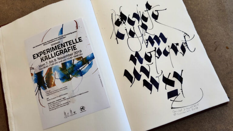 Calligraphie moderne et expérimentale au tableau noir