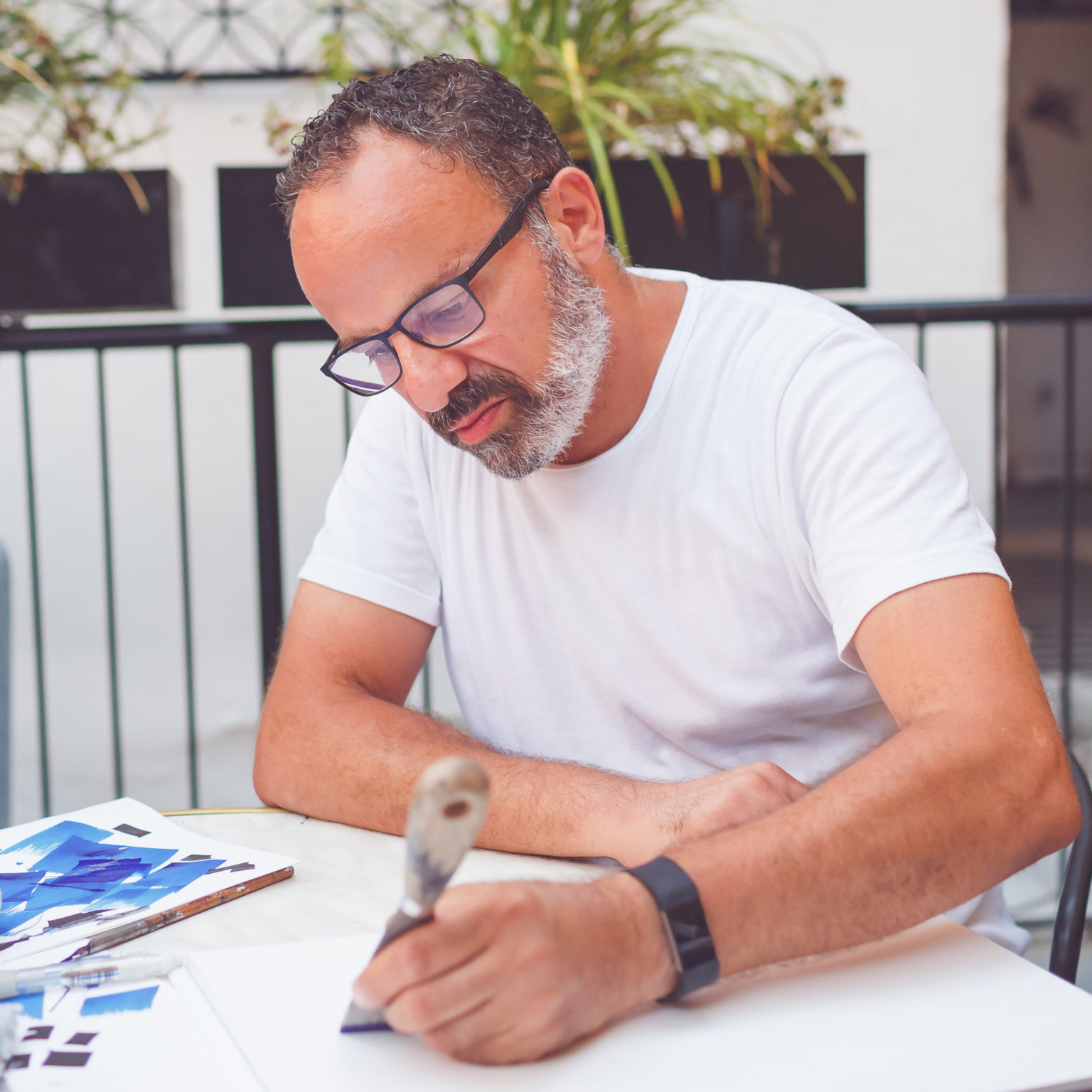 Michel D'Anastasio est un calligraphe professionnel et enseignant reconnu, et il est connu pour sa passion pour la calligraphie hébraïque et latine moderne.
