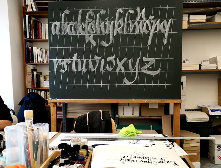 Calligraphie moderne au tableau noir